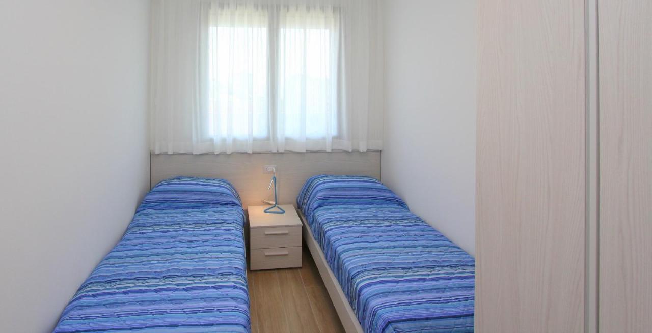 Meris Bibione Buitenkant foto
