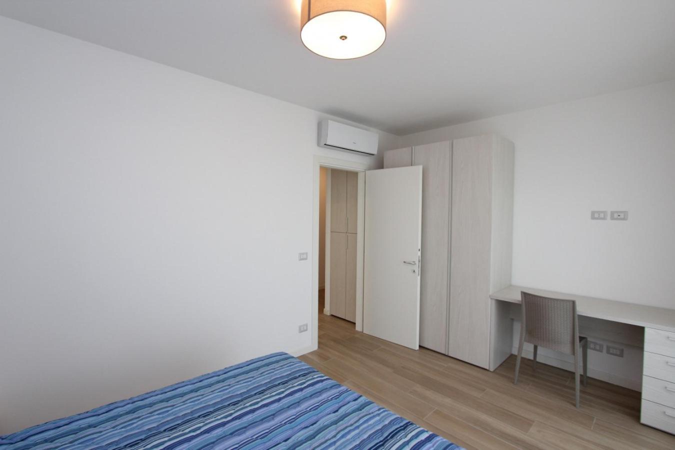Meris Bibione Buitenkant foto